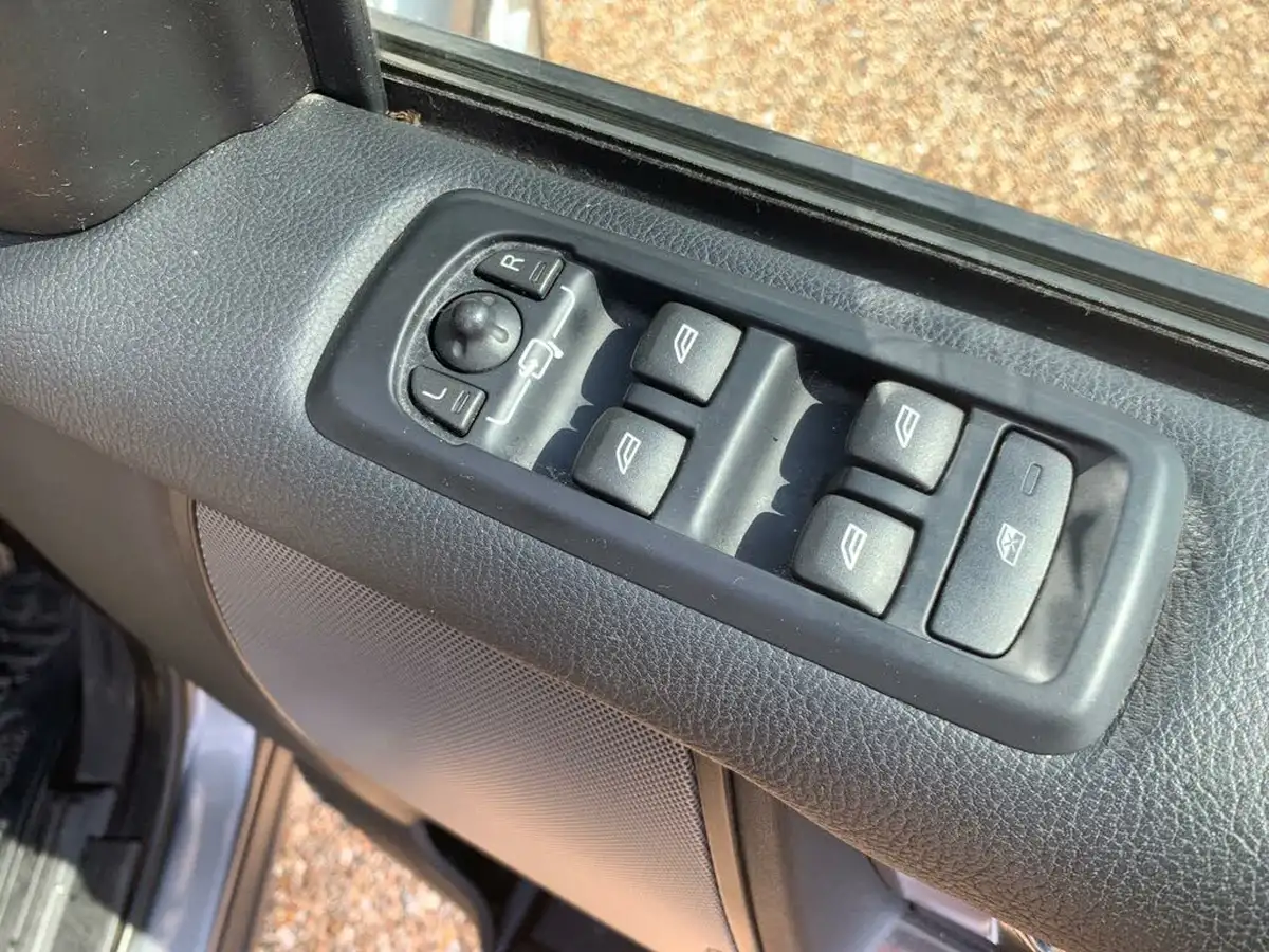 2015-land-rover-discovery-4-30-sd-v6-hse-big-11