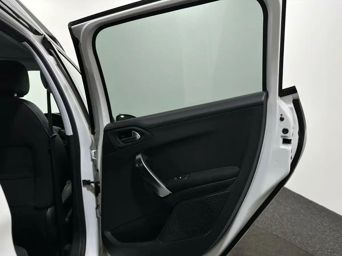 2016-peugeot-2008-suv-12-puretech-allure-82bhp-big-36