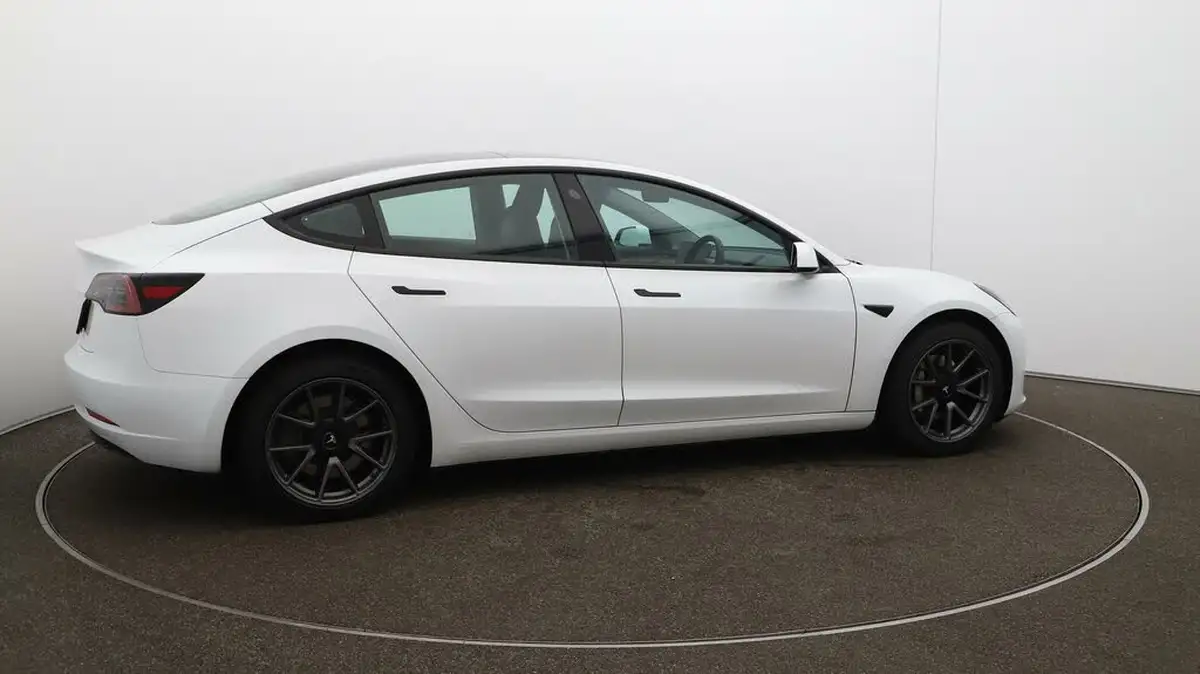 2022-tesla-model-3-e-rwd-big-42