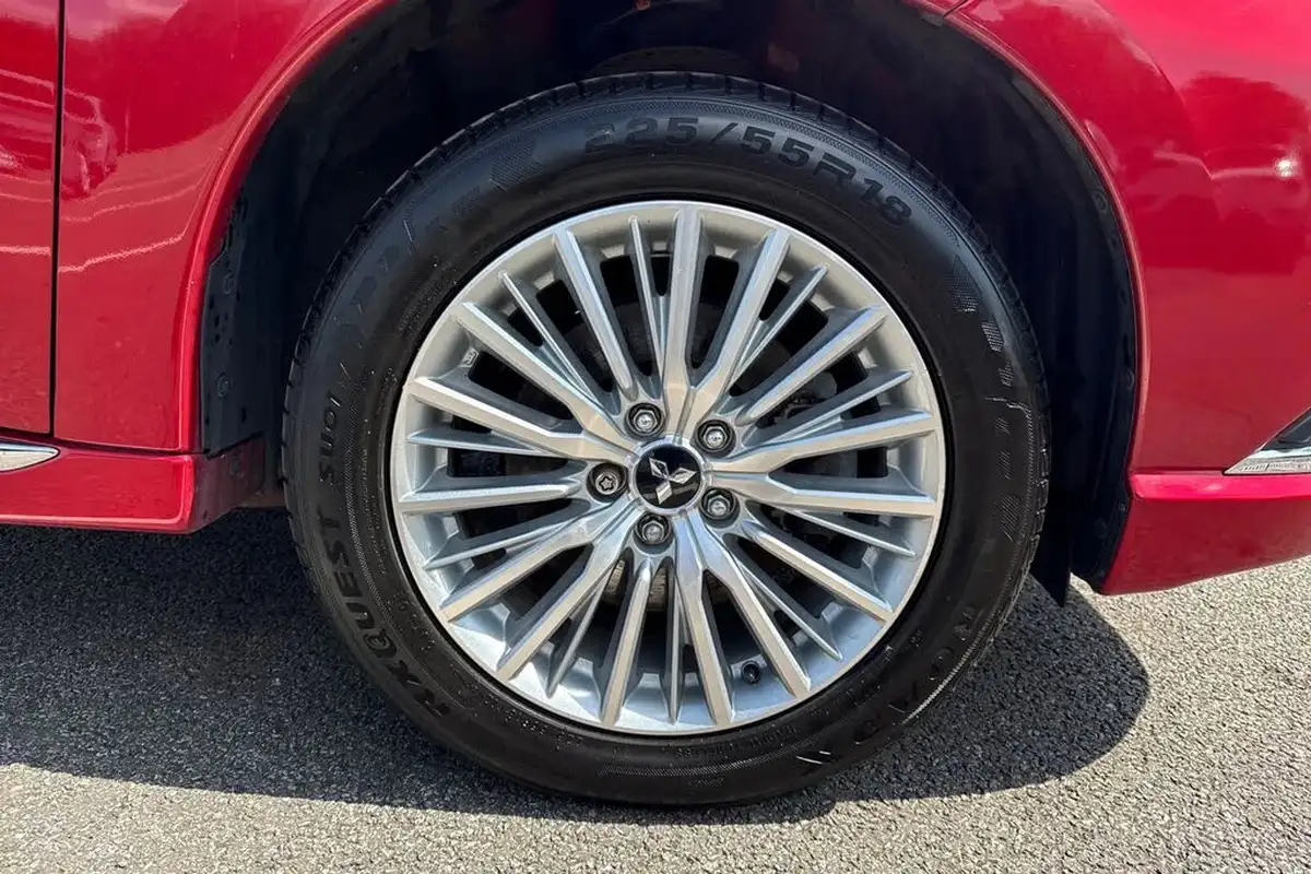 2019-mitsubishi-outlander-24-dynamic-safety-phev-big-9