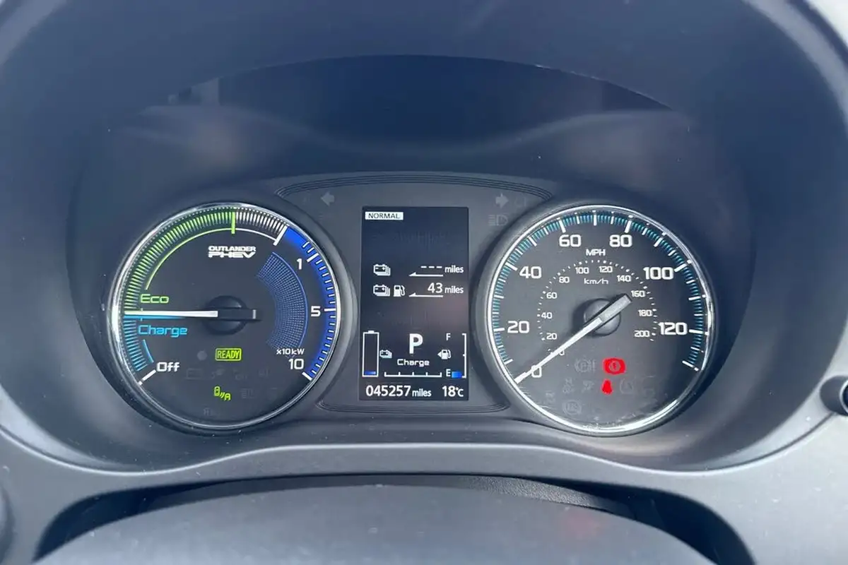 2019-mitsubishi-outlander-24-dynamic-safety-phev-big-37