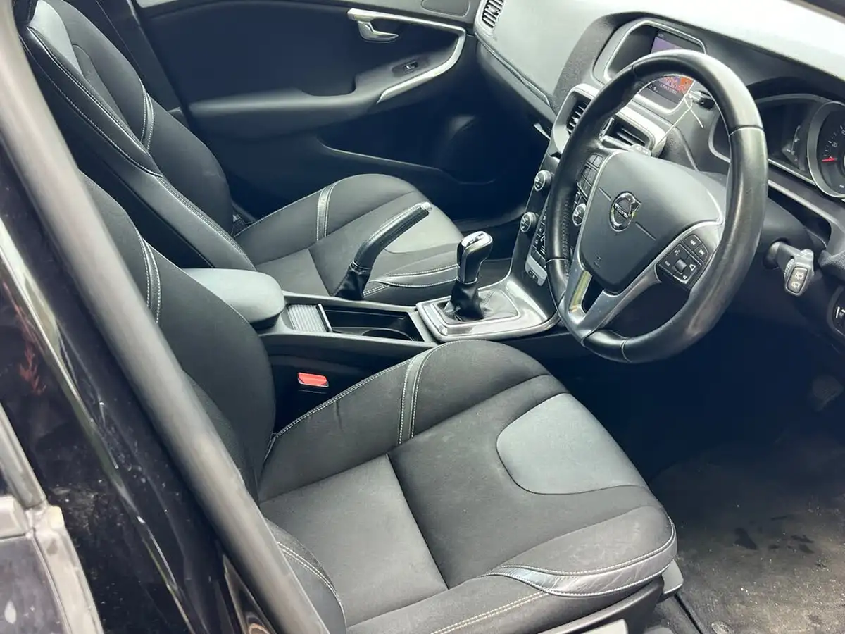 2018-volvo-v40-20td-d2-momentum-nav-plus-big-2