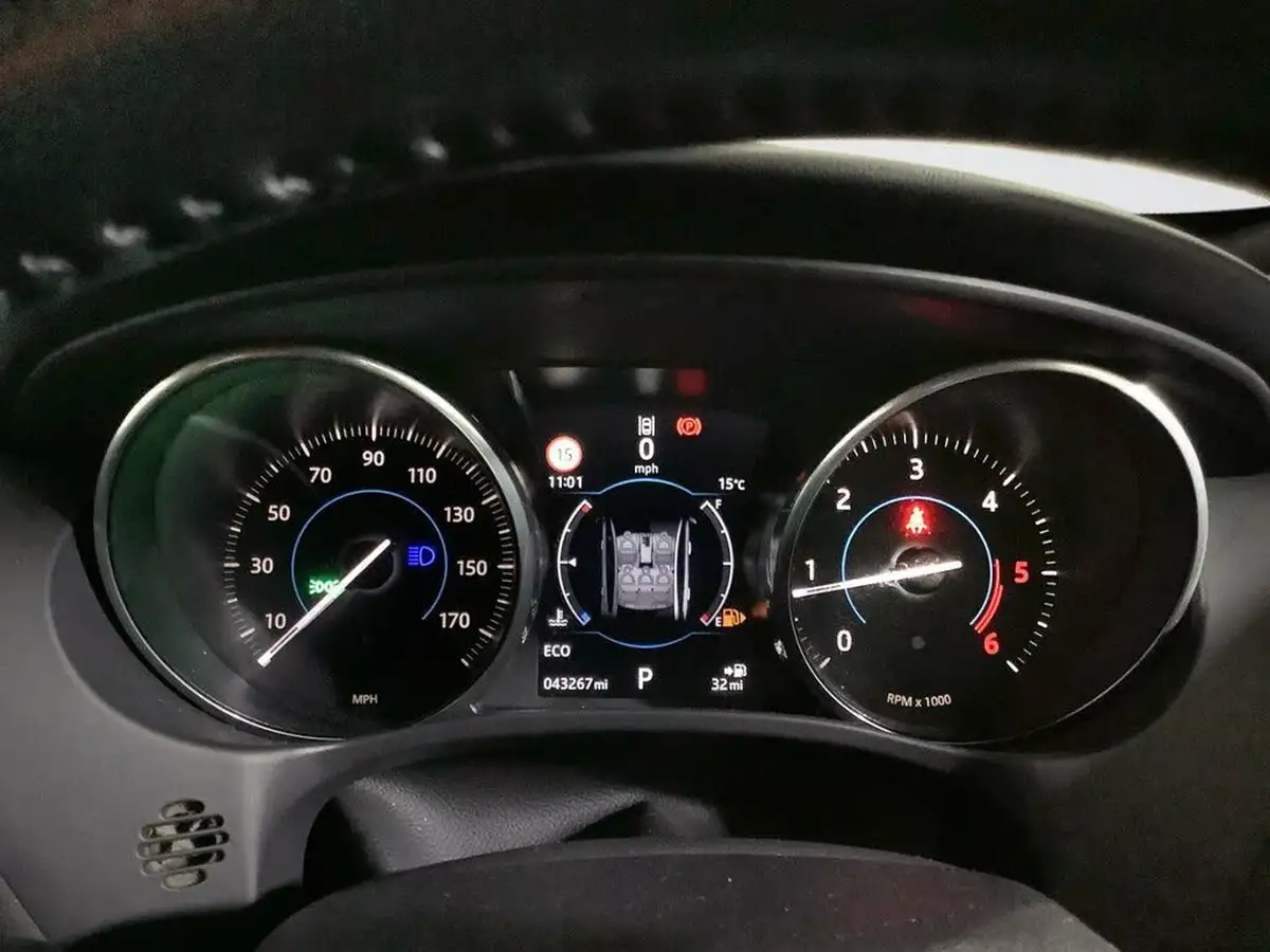 2019-jaguar-xe-big-11