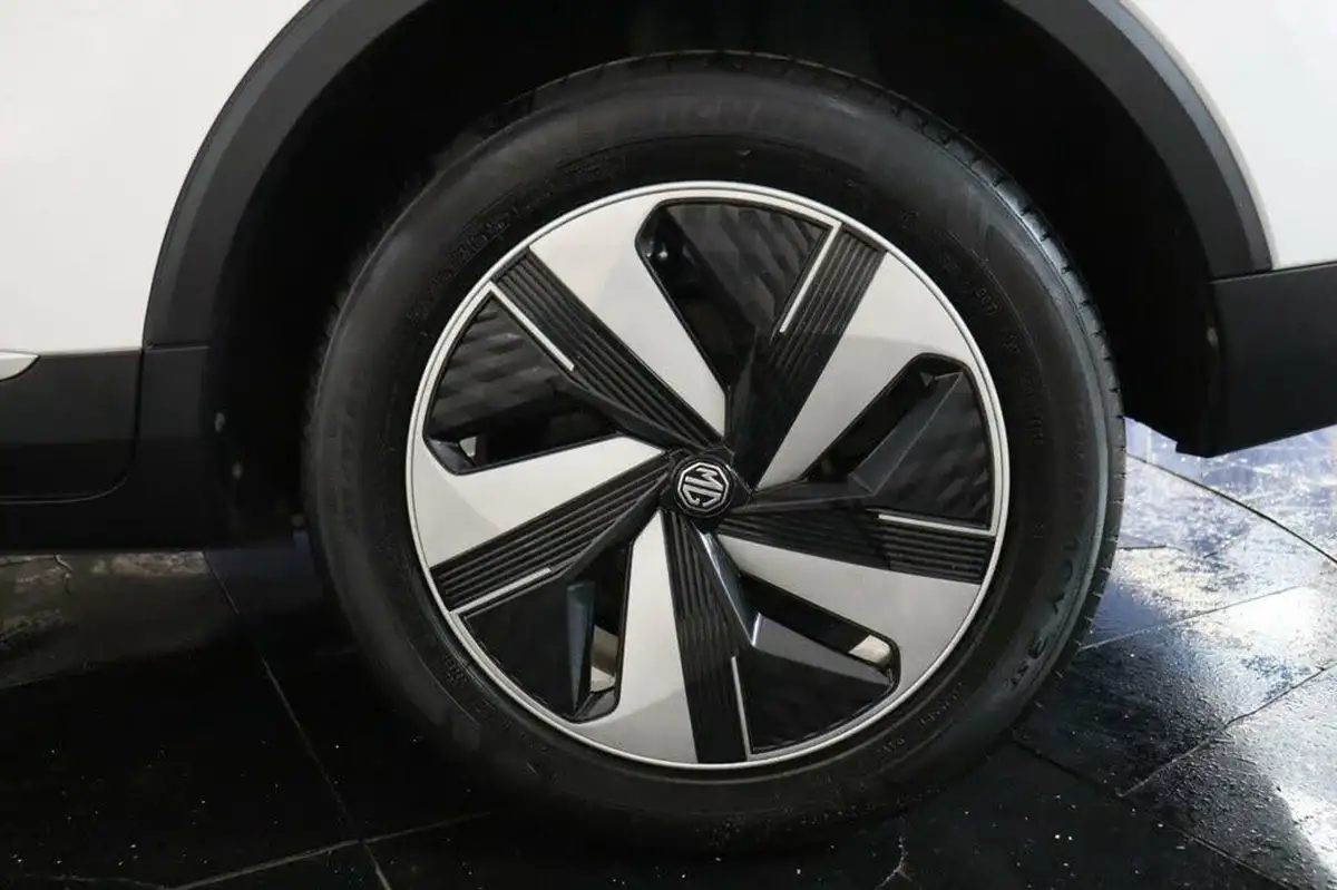 2022-mg-zs-suv-e-trophy-ev-156ps-long-range-big-35