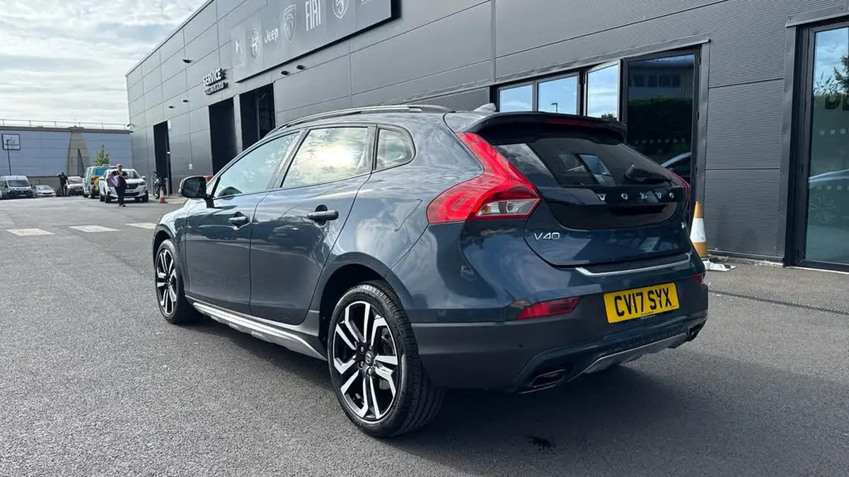2017-volvo-v40-15-t3-cross-country-pro-big-4