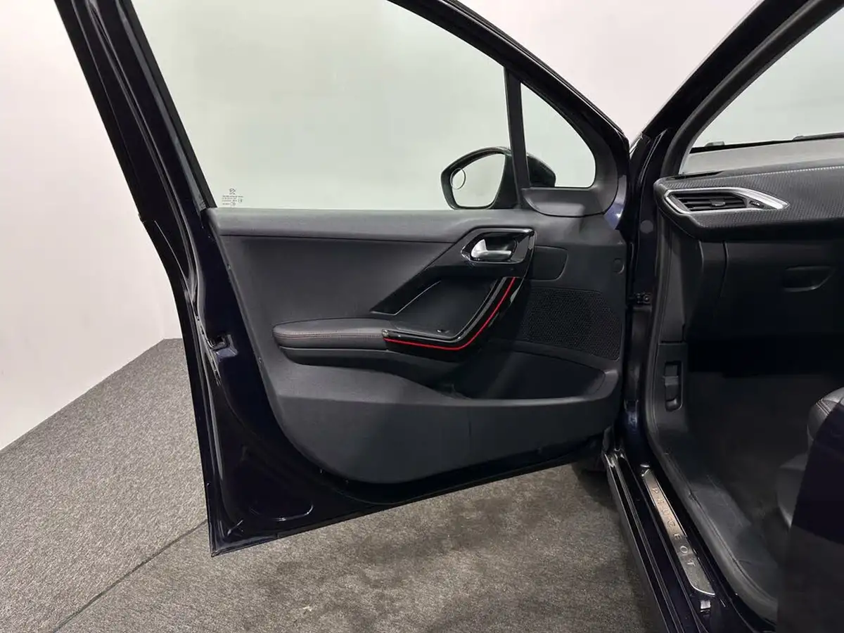 2016-peugeot-208-12-puretech-gt-line-5d-big-31