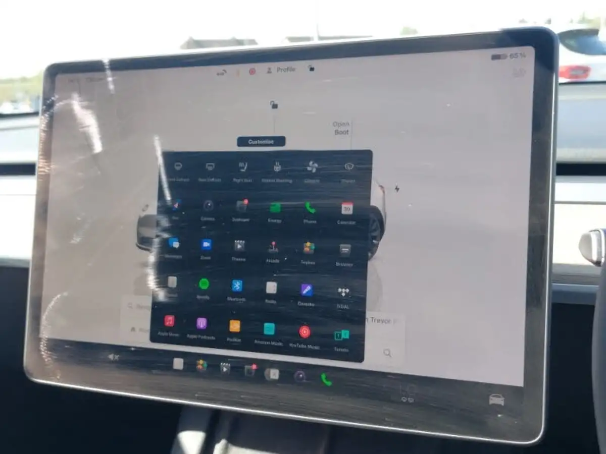 2022-tesla-model-y-e-long-range-big-16
