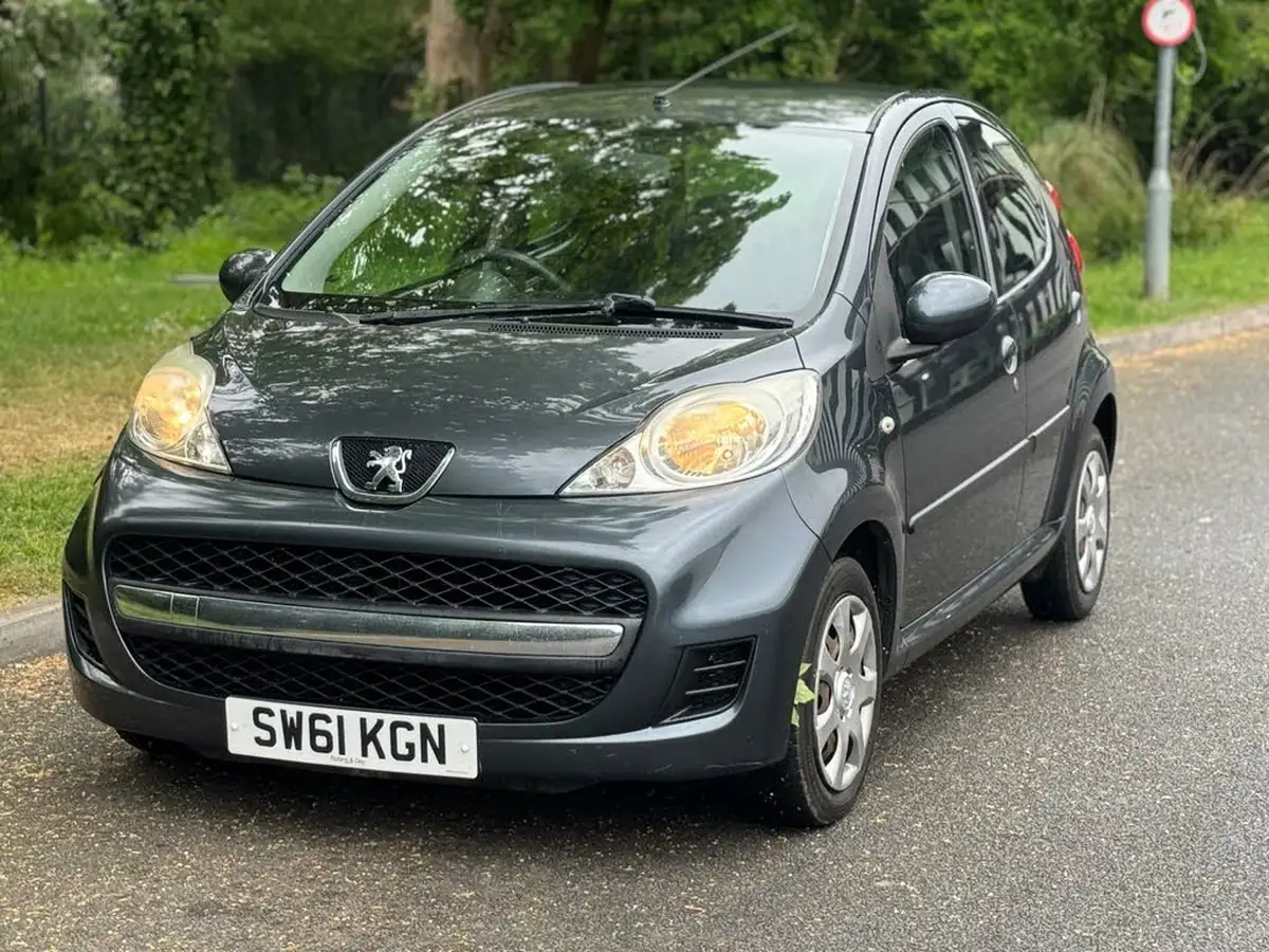 2012-peugeot-107-10-urban-5d-big-2