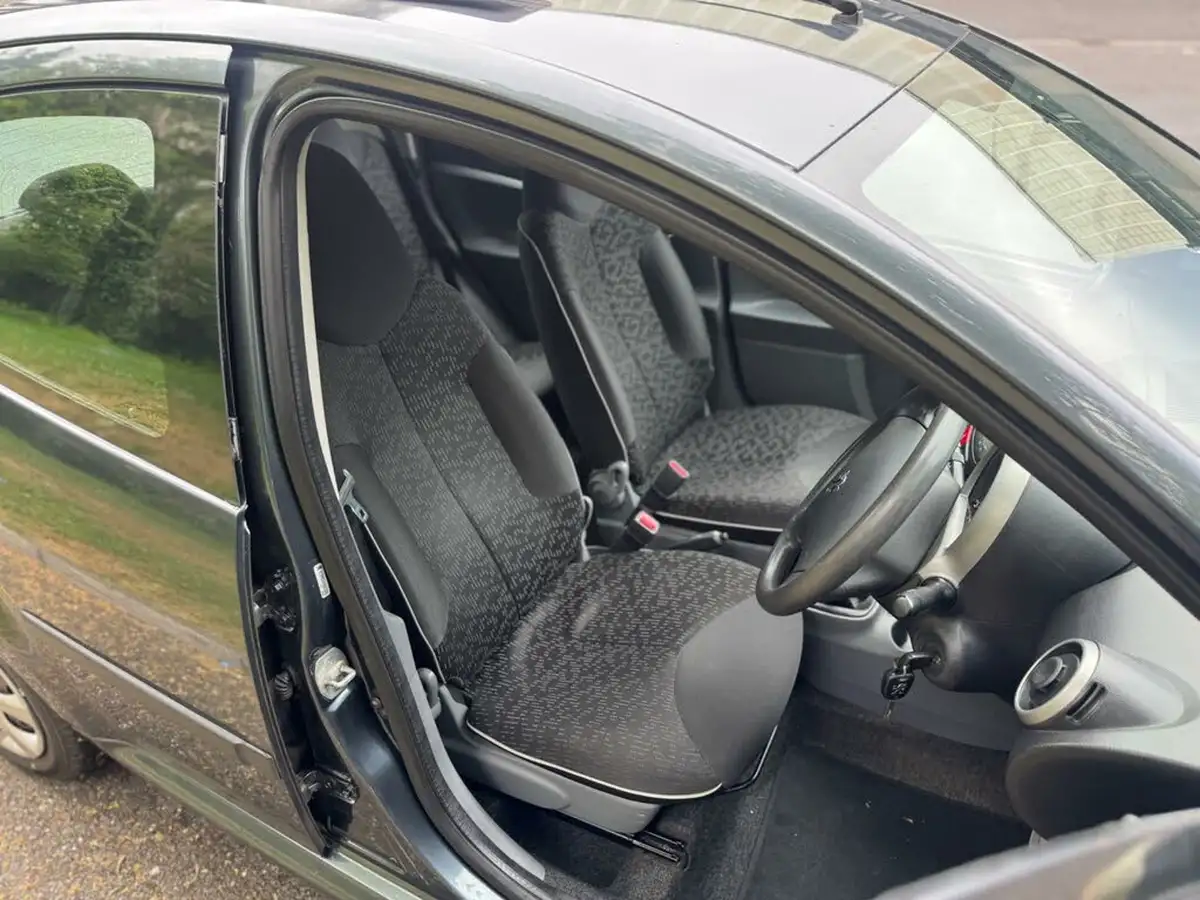 2012-peugeot-107-10-urban-5d-big-26