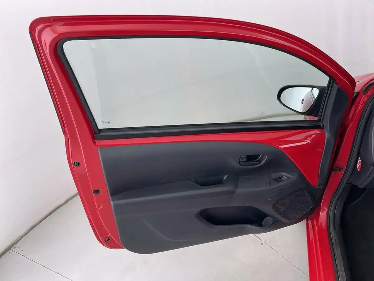 2015-toyota-aygo-10-vvt-i-x-play-3d-big-26