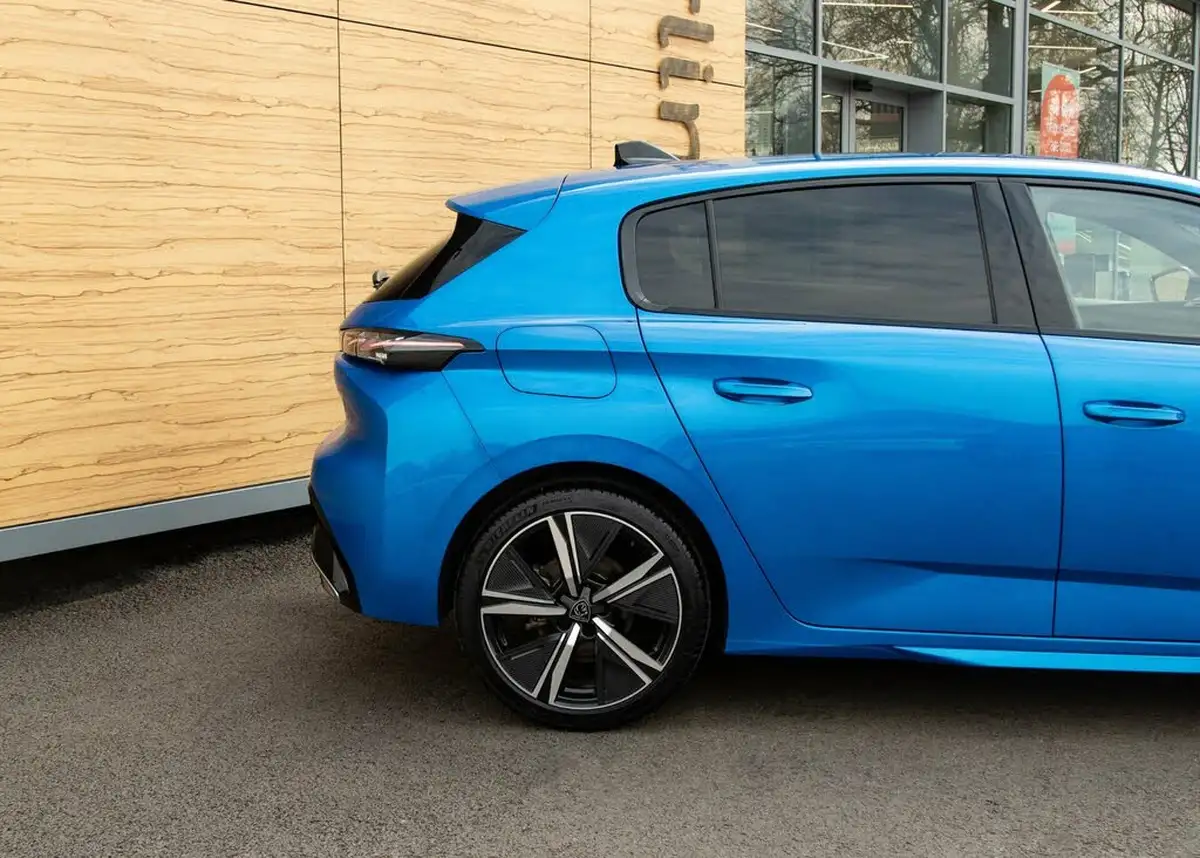 2023-peugeot-308-15-bluehdi-gt-130ps-big-10