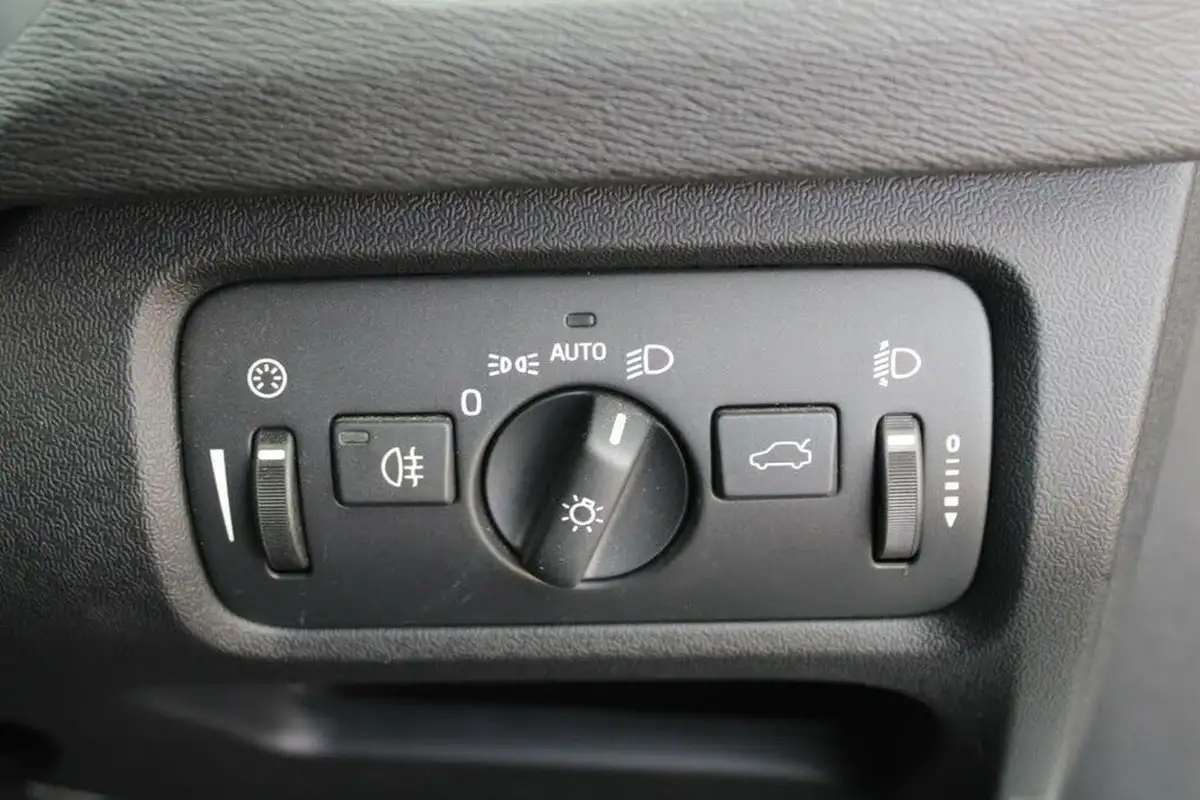 2013-volvo-v40-16-t2-es-big-33