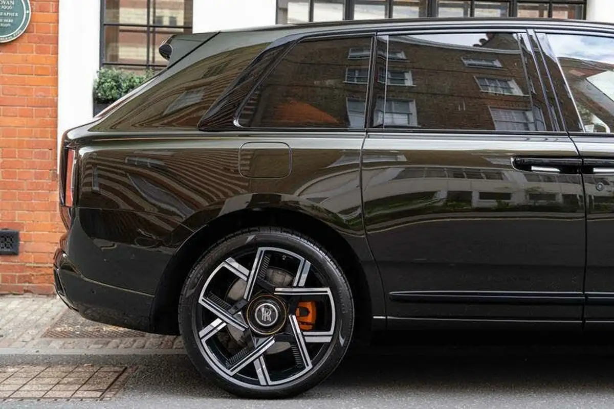 2024-rolls-royce-cullinan-675-black-badge-big-28