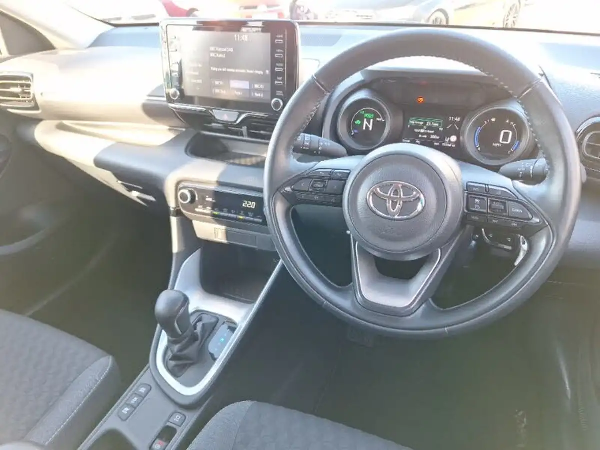 2021-toyota-yaris-15-vvt-i-design-big-12