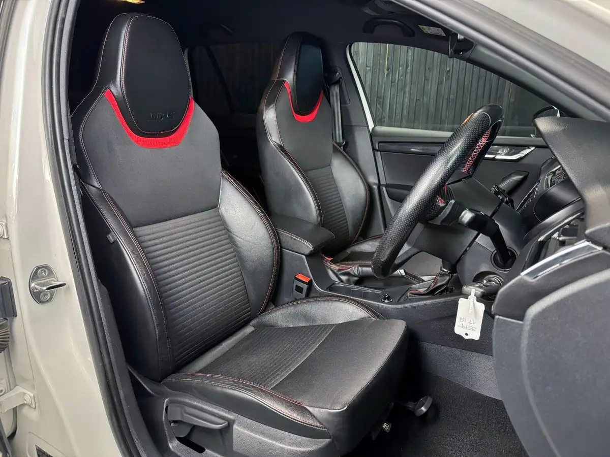 2014-skoda-octavia-20tdi-vrs-estate-dsg-big-38
