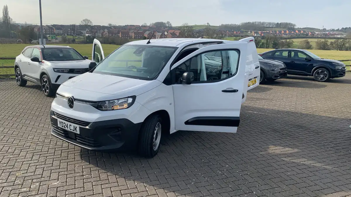 2024-citroen-berlingo-15-bluehdi-m-enterprise-100pseu6e-big-26