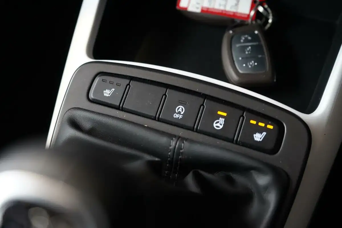 2023-hyundai-i10-10-premium-big-22