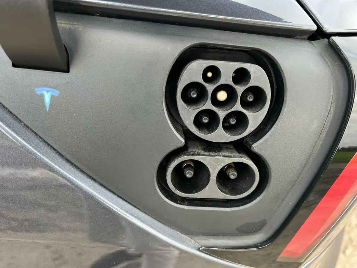 2020-tesla-model-3-e-long-range-big-23