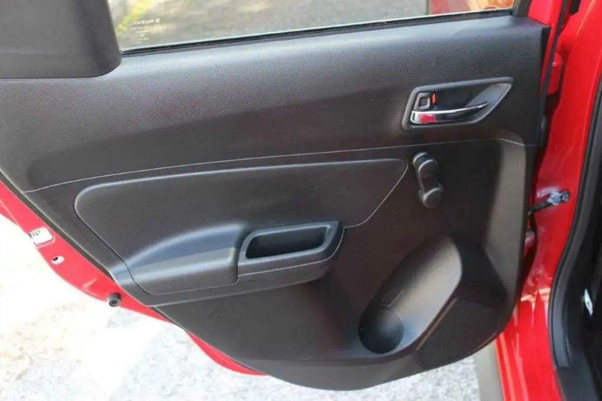 2019-suzuki-swift-12-dualjet-attitude-big-17