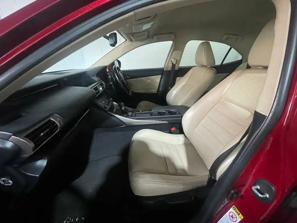 2015-lexus-is-300h-25-executive-edition-big-6