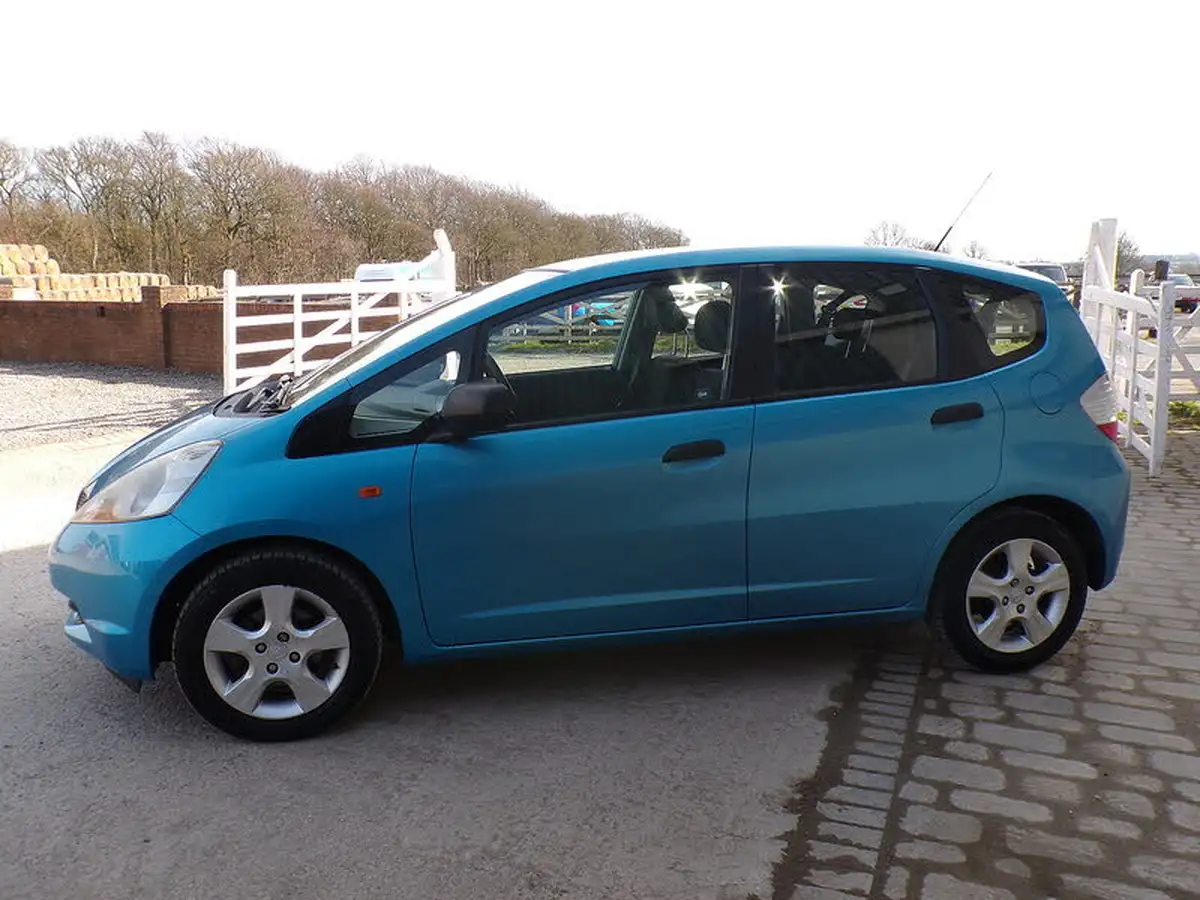 2010-honda-jazz-12-se-big-3