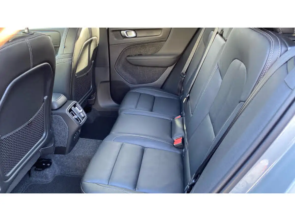 2024-volvo-xc40-20-b4-ultra-bright-big-32