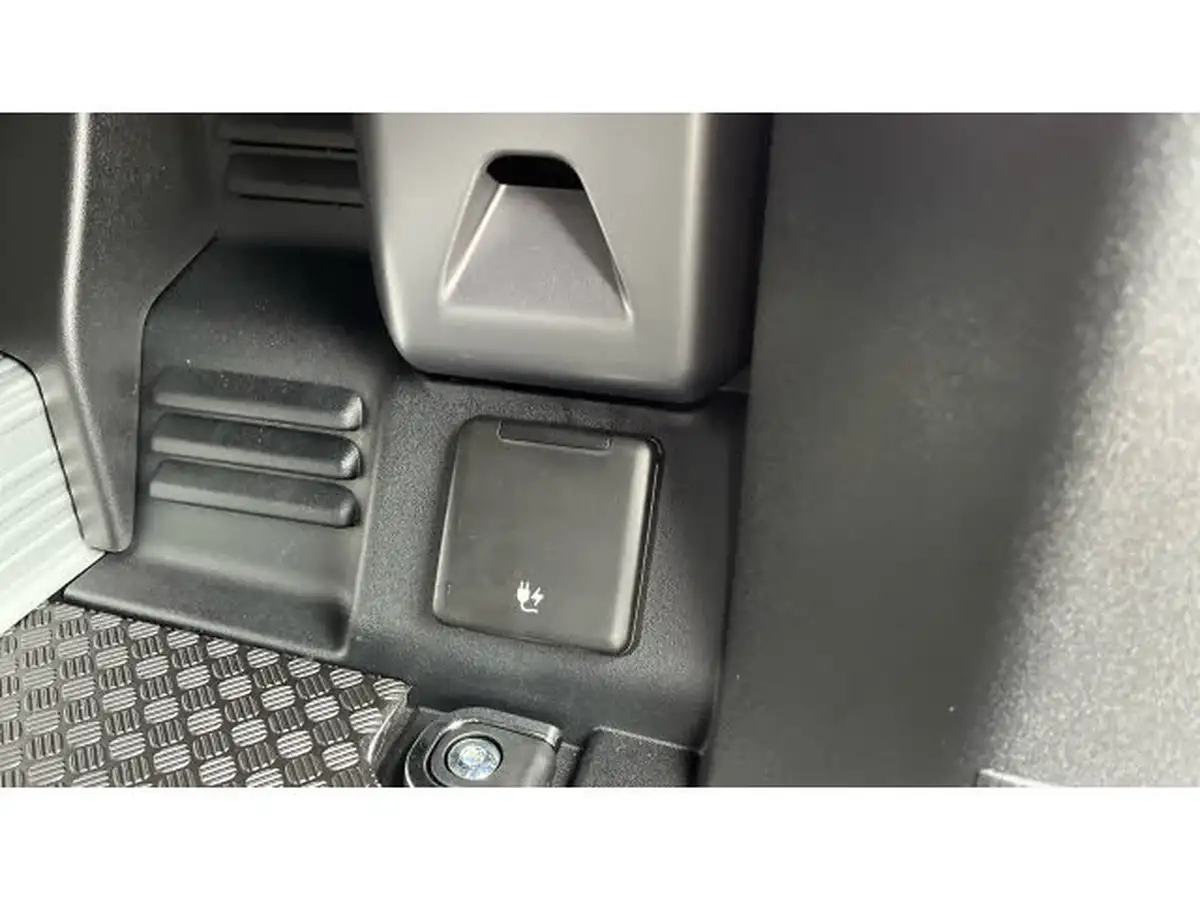 2024-land-rover-90-defender-30-d300-75th-edition-big-13