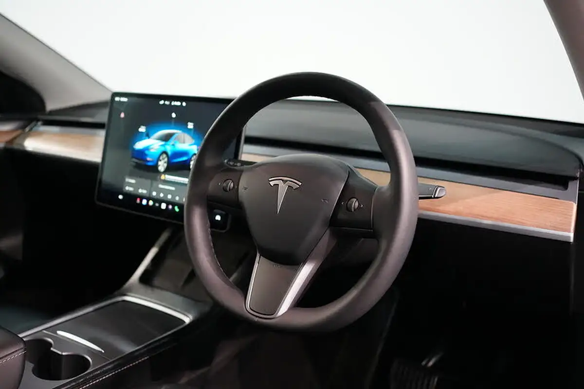2022-tesla-model-y-e-long-range-big-43