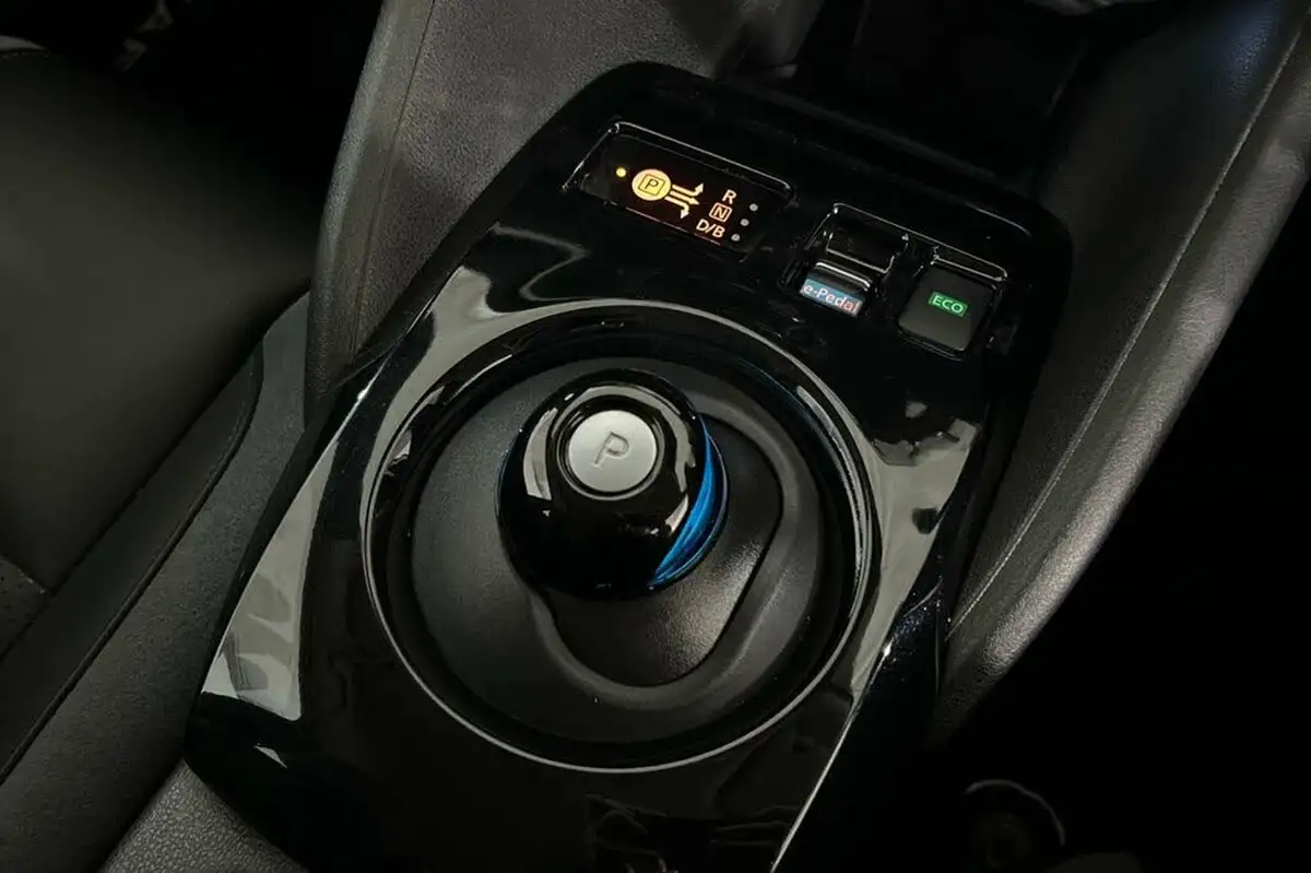 2018-nissan-leaf-e-tekna-110kw-big-30