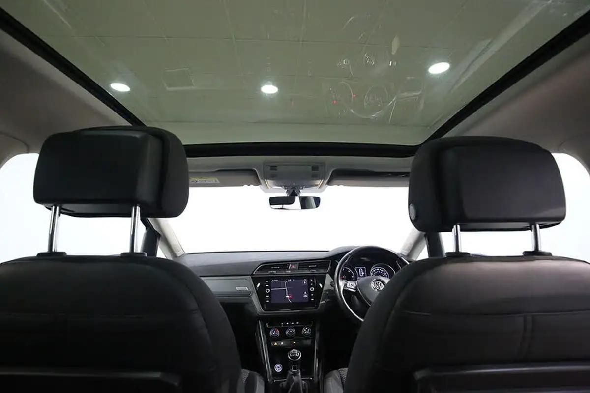 2018-volkswagen-touran-16tdi-se-family-big-1