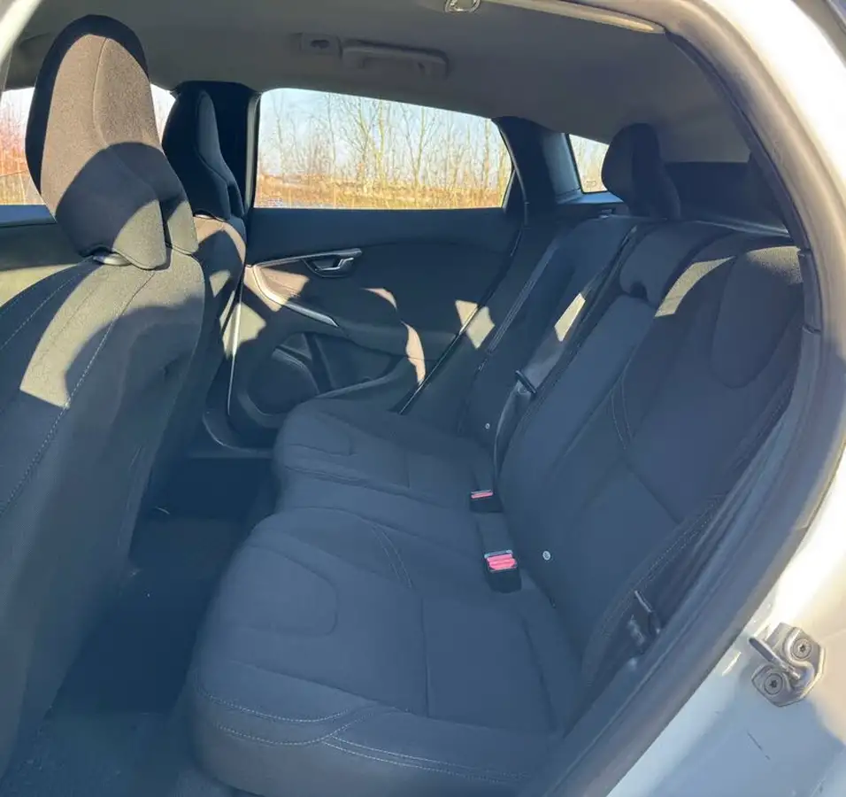2016-volvo-v40-20td-d2-es-big-8