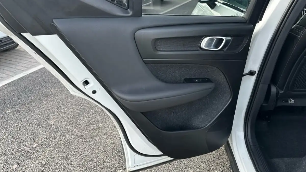 2021-volvo-xc40-e-p8-first-edition-big-29