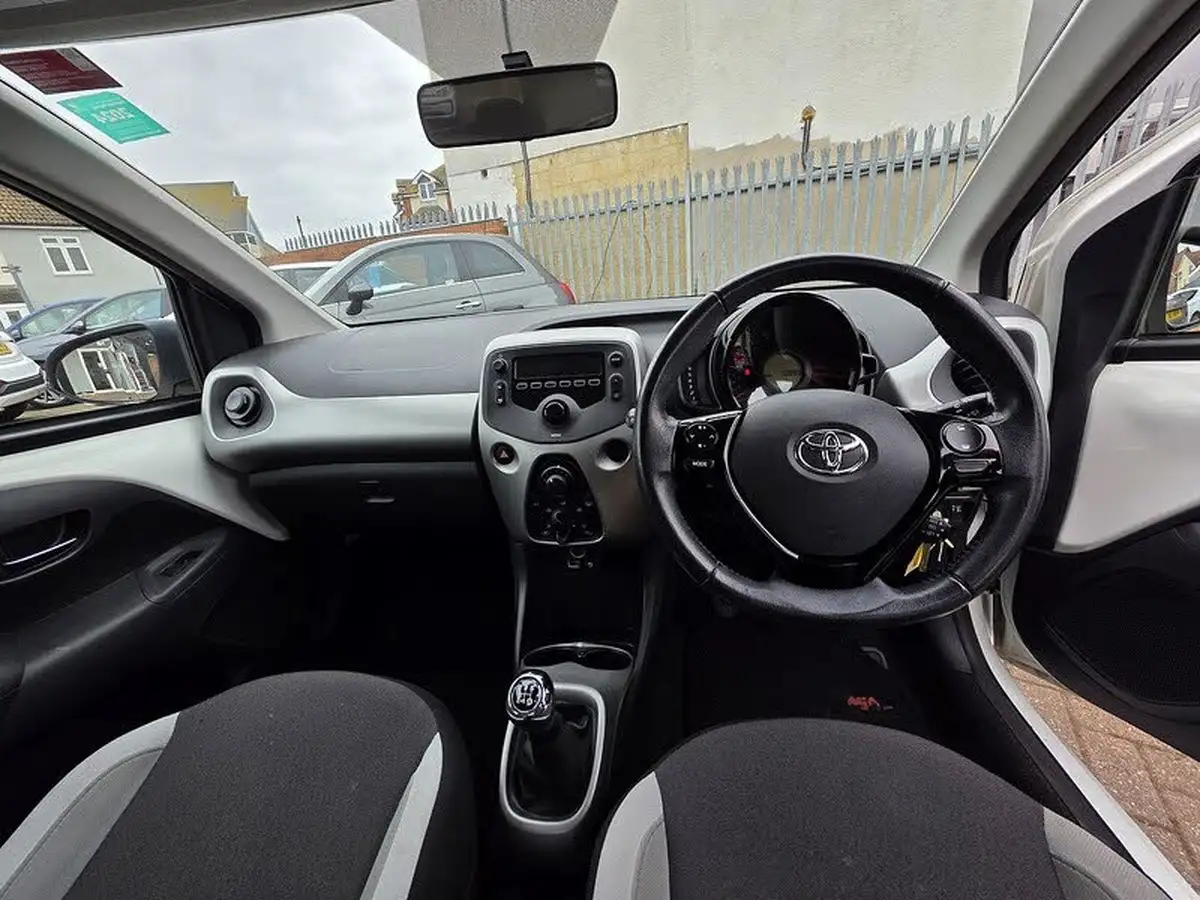 2016-toyota-aygo-10-vvt-i-x-play-68bhp-5d-big-16