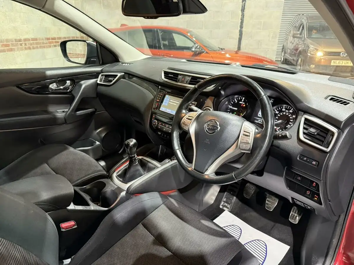 2014-nissan-qashqai-15dci-acenta-premium-big-23