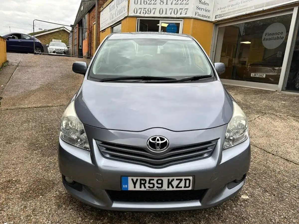 2009-toyota-verso-18-tr-big-1