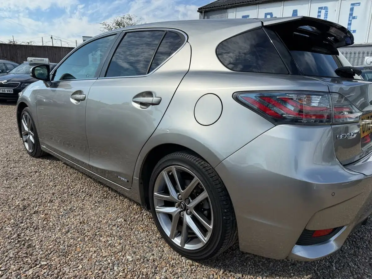 2015-lexus-ct-200h-18-advance-plus-big-11