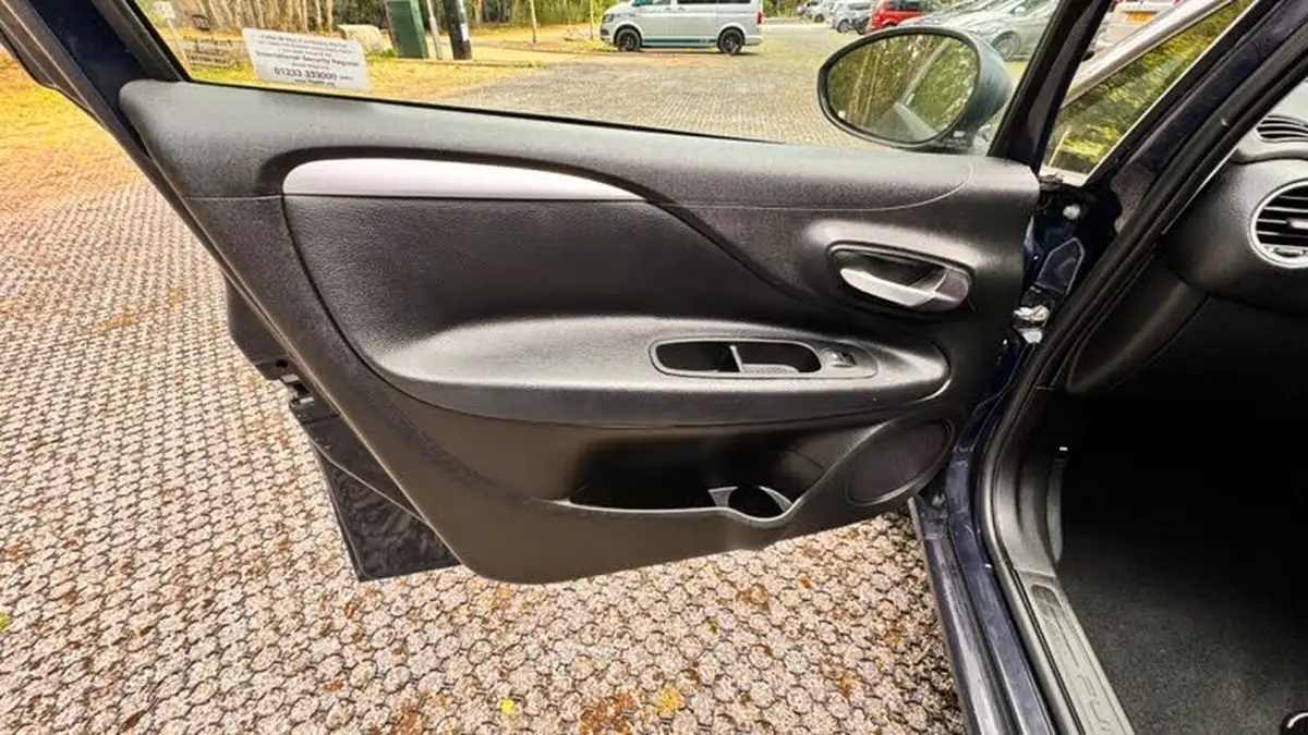 2010-fiat-punto-evo-14-eleganza-big-31