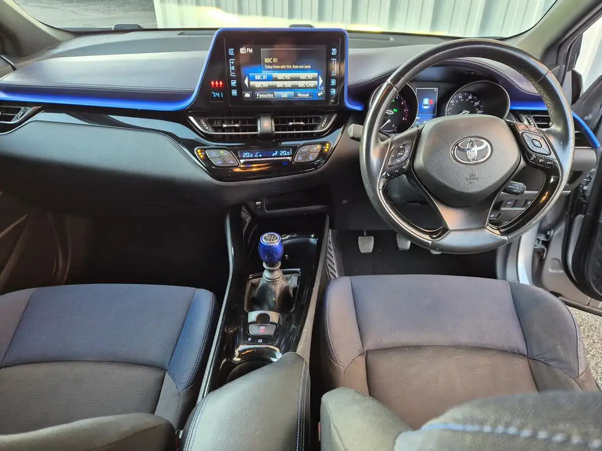 2017-toyota-c-hr-12-dynamic-big-6