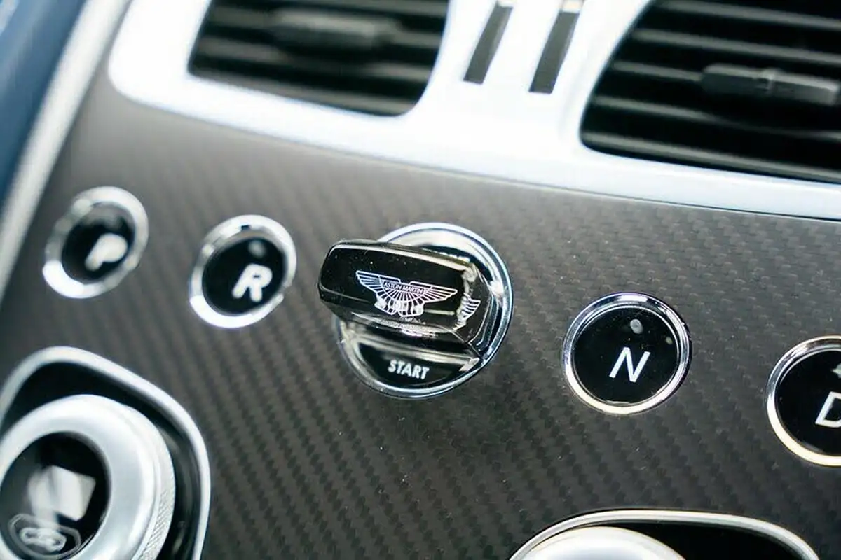 2015-aston-martin-vanquish-59-22-big-42