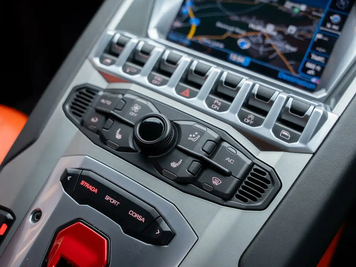 2014-lamborghini-aventador-65-lp-700-4-coupe-big-27