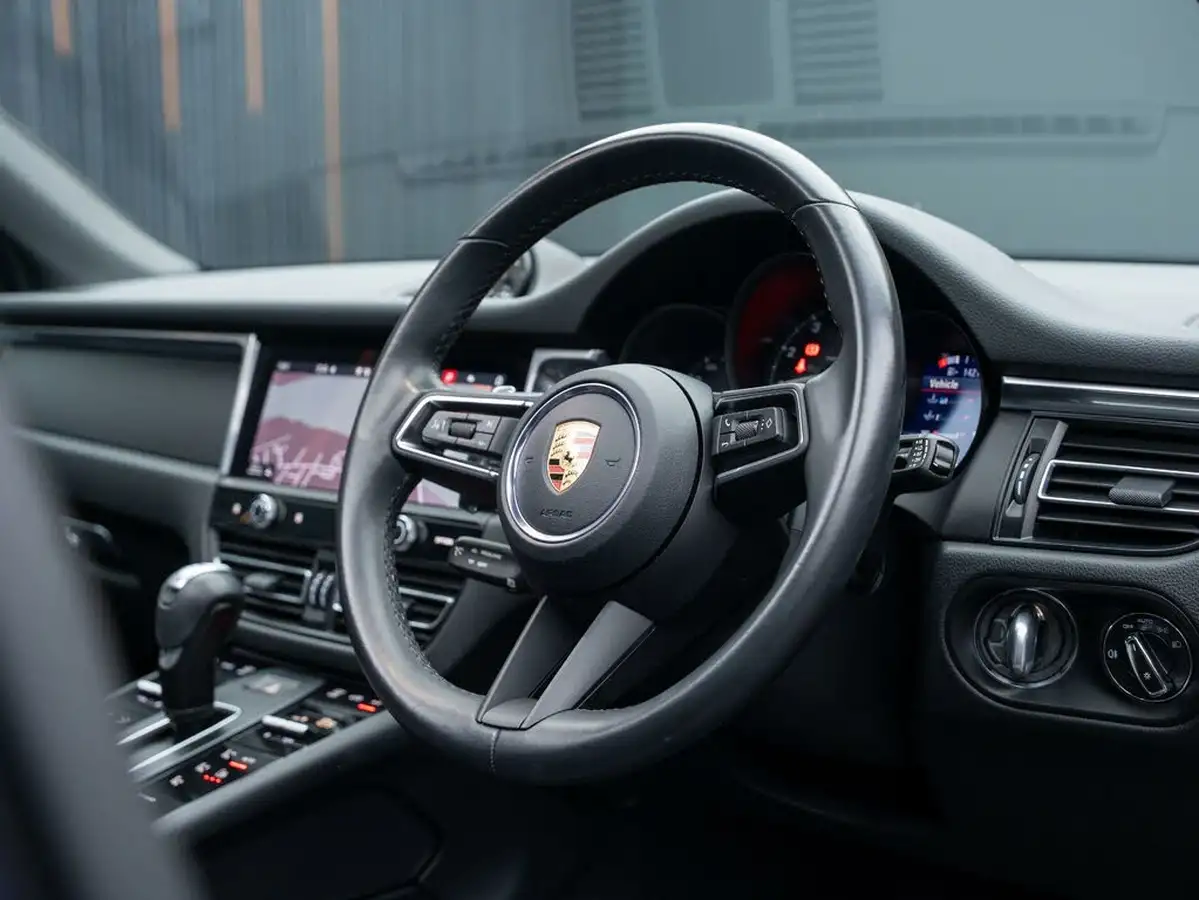 2023-porsche-macan-20-big-25