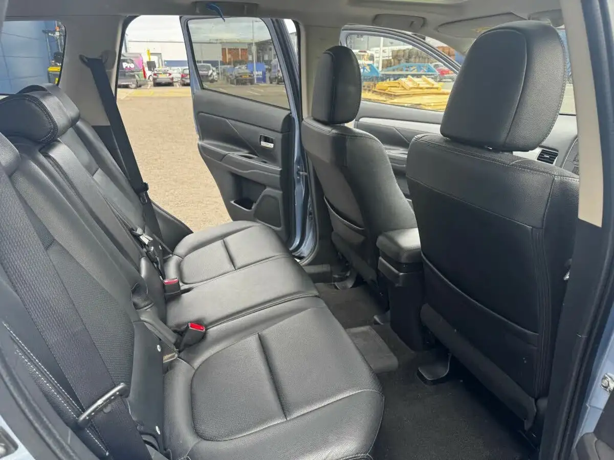 2015-mitsubishi-outlander-20-gx4h-phev-big-11
