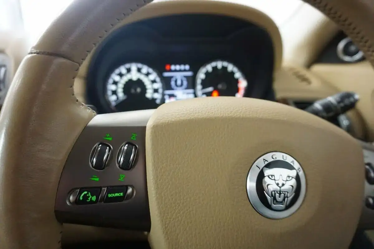 2010-jaguar-xk-50-portfolio-coupe-big-33