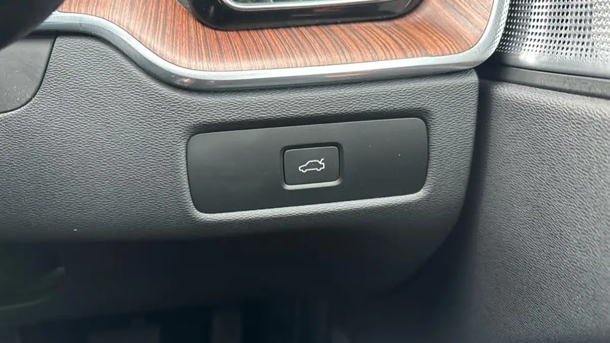 2024-volvo-xc60-20-b5-ultimate-big-37