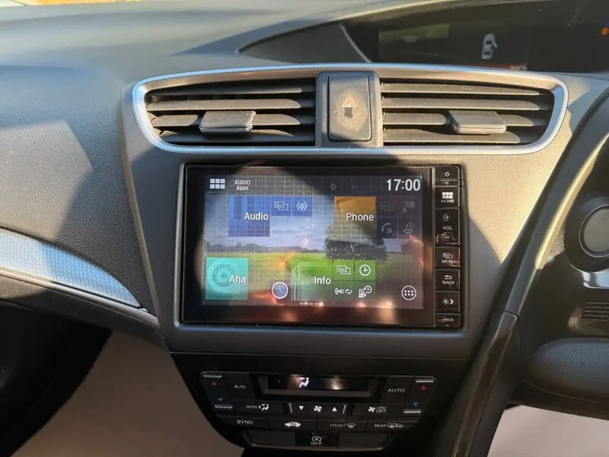 2015-honda-civic-16-i-dtec-se-plus-honda-connect-hatchback-big-11