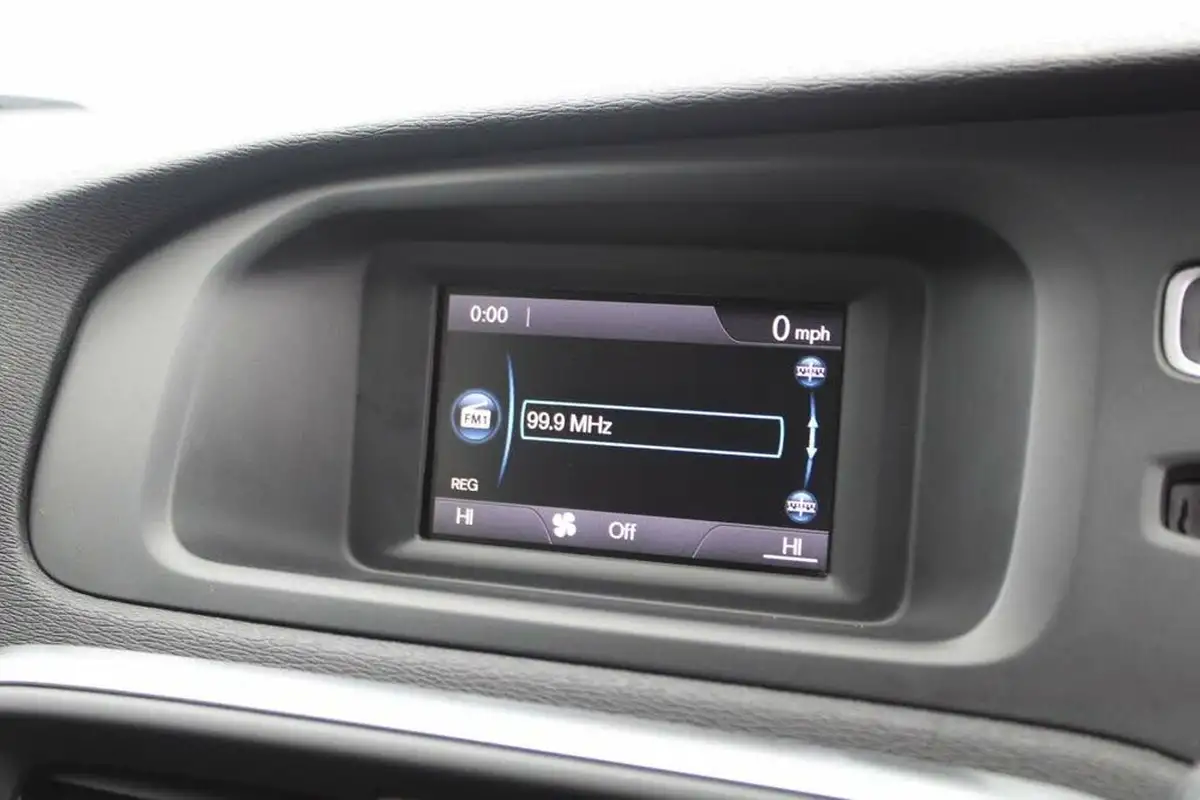2013-volvo-v40-20td-d3-cross-country-se-big-35