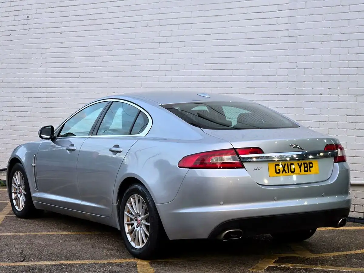 2010-jaguar-xf-30-luxury-big-10