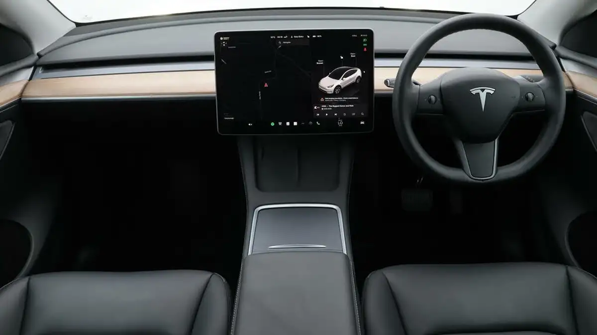 2022-tesla-model-y-e-long-range-big-13