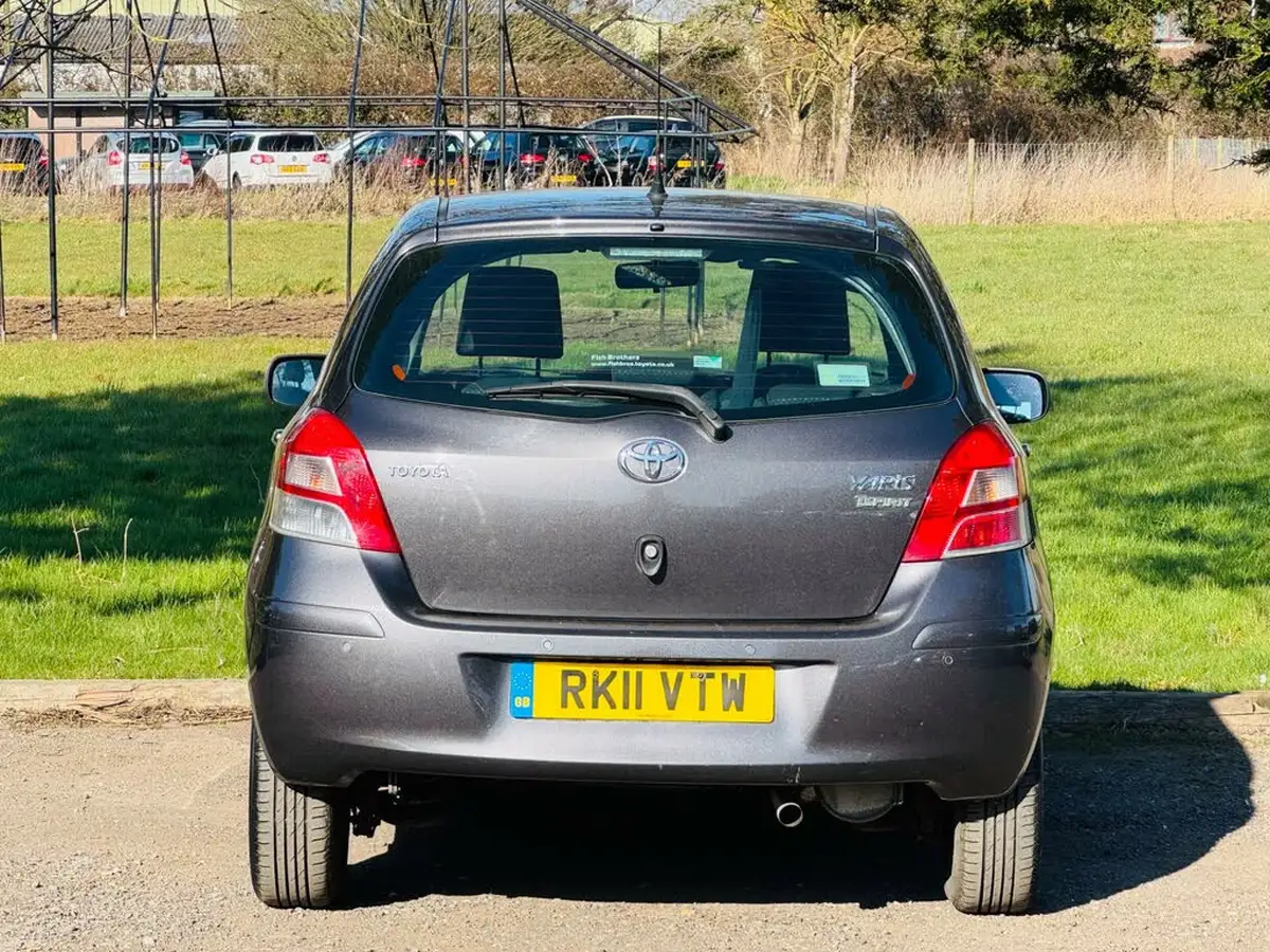 2011-toyota-yaris-133-t-spirit-vvt-i-101bhp-5d-big-9