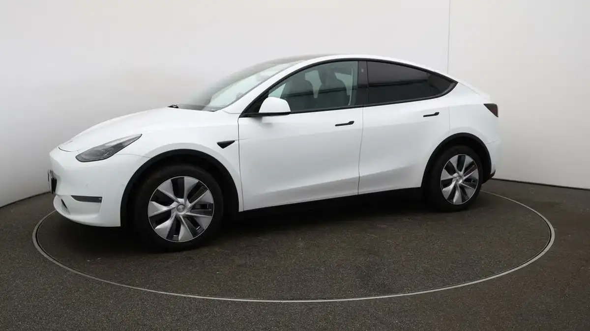 2022-tesla-model-y-e-long-range-big-59